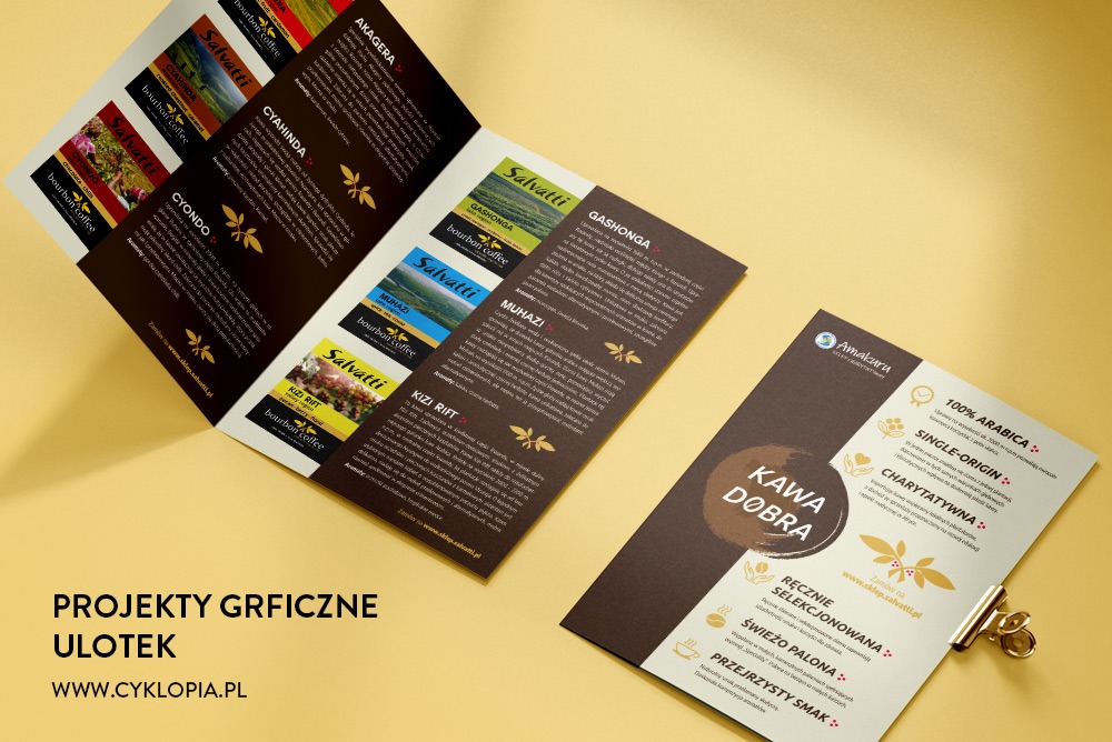 Rozłożona ulotka informacyjna o kawach z różnych regionów świata, prezentująca zróżnicowane smaki i aromaty, obok pojedyncza karta z hasłem 'Kawa Dobra' i informacjami o pochodzeniu i selekcji...