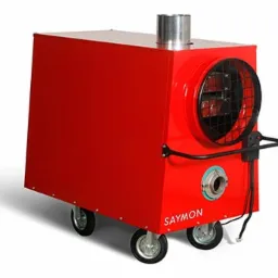 Czerwony, mobilny piec nadmuchowy marki Saymon z metalowym kominem i kratką ochronną wentylatora, na białym tle.