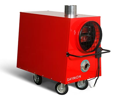 Czerwony, mobilny piec nadmuchowy marki Saymon z metalowym kominem i kratką ochronną wentylatora, na białym tle.
