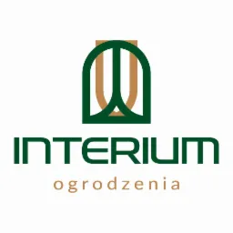 Logo firmy Interium Ogrodzenia z zielonym symbolem graficznym i nazwą firmy w kolorze zielonym i napisem 'ogrodzenia' poniżej w kolorze beżowym.