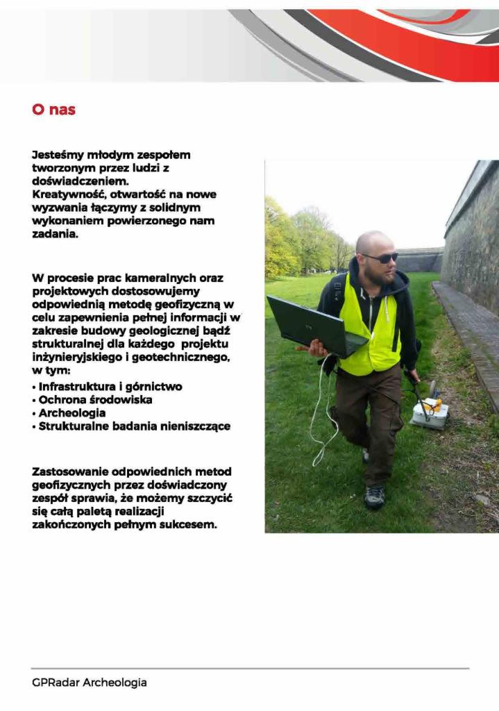 Mężczyzna w kamizelce odblaskowej z laptopem i sprzętem geofizycznym na trawiastym terenie, prawdopodobnie podczas badań archeologicznych.