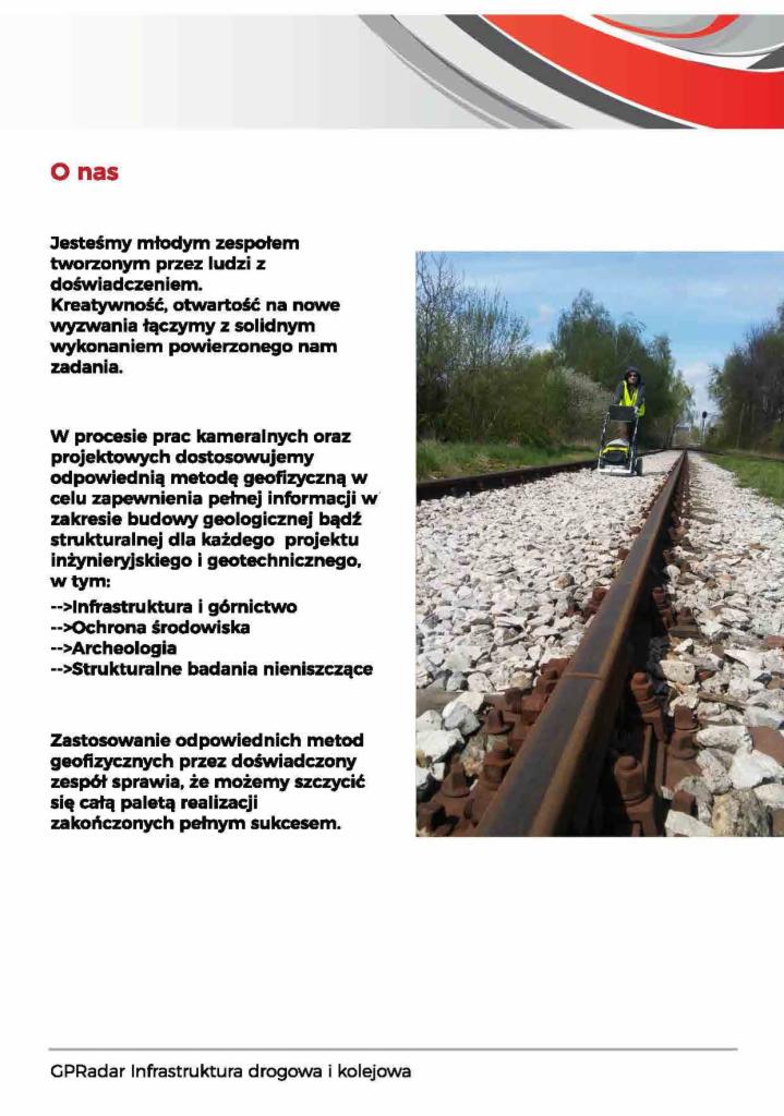 Pracownik w kamizelce odblaskowej przeprowadza badanie georadarowe na torach kolejowych przy użyciu specjalistycznego wózka pomiarowego.