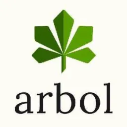 Logo firmy ogrodniczej 'arbol' z zielonym, stylizowanym liściem kasztanowca nad nazwą, na kremowym tle.