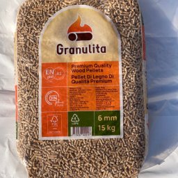 WOODMAN Yury Liankevich - Worek z pelletem drzewnym Granulita 6mm, 15kg. Widoczne certyfikaty jakości ENplus A1 i DINplus. Pellet na białym tle, w przezroczystym worku.
