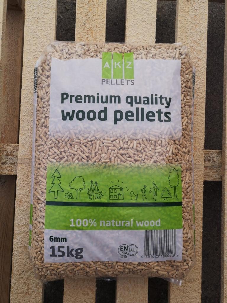 Worek z pelletem drzewnym AKZ Premium quality wood pellets na drewnianej palecie. Opakowanie 15kg z certyfikatem EN A1 plus.
