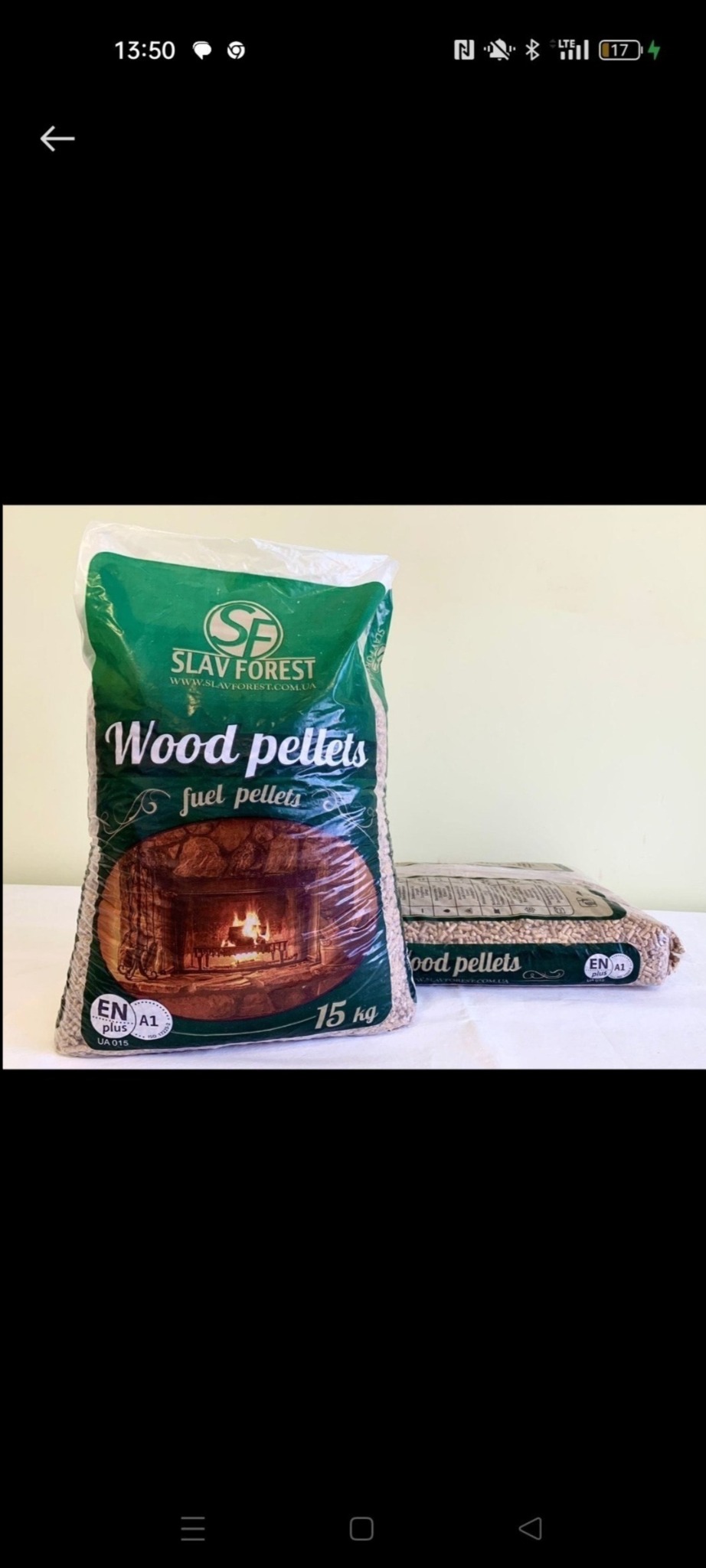 Dwa worki pelletu drzewnego Slav Forest, jeden z widocznym logiem i wagą 15kg, drugi leżący płasko. Certyfikat EN plus A1. Tło jednolite, jasne.