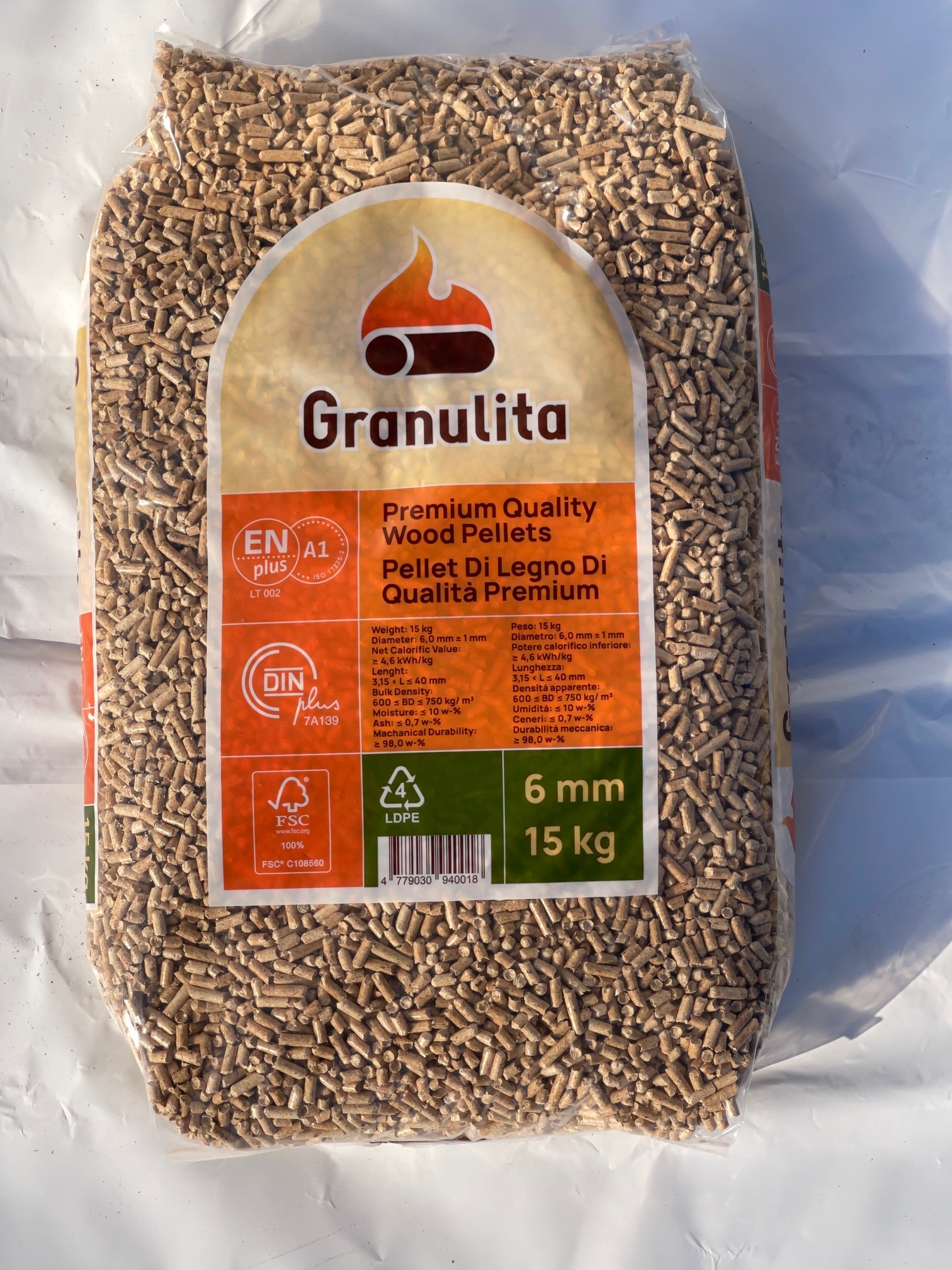 Worek z pelletem drzewnym Granulita 6mm, 15kg. Widoczne certyfikaty jakości ENplus A1 i DINplus. Pellet na białym tle, w przezroczystym worku.