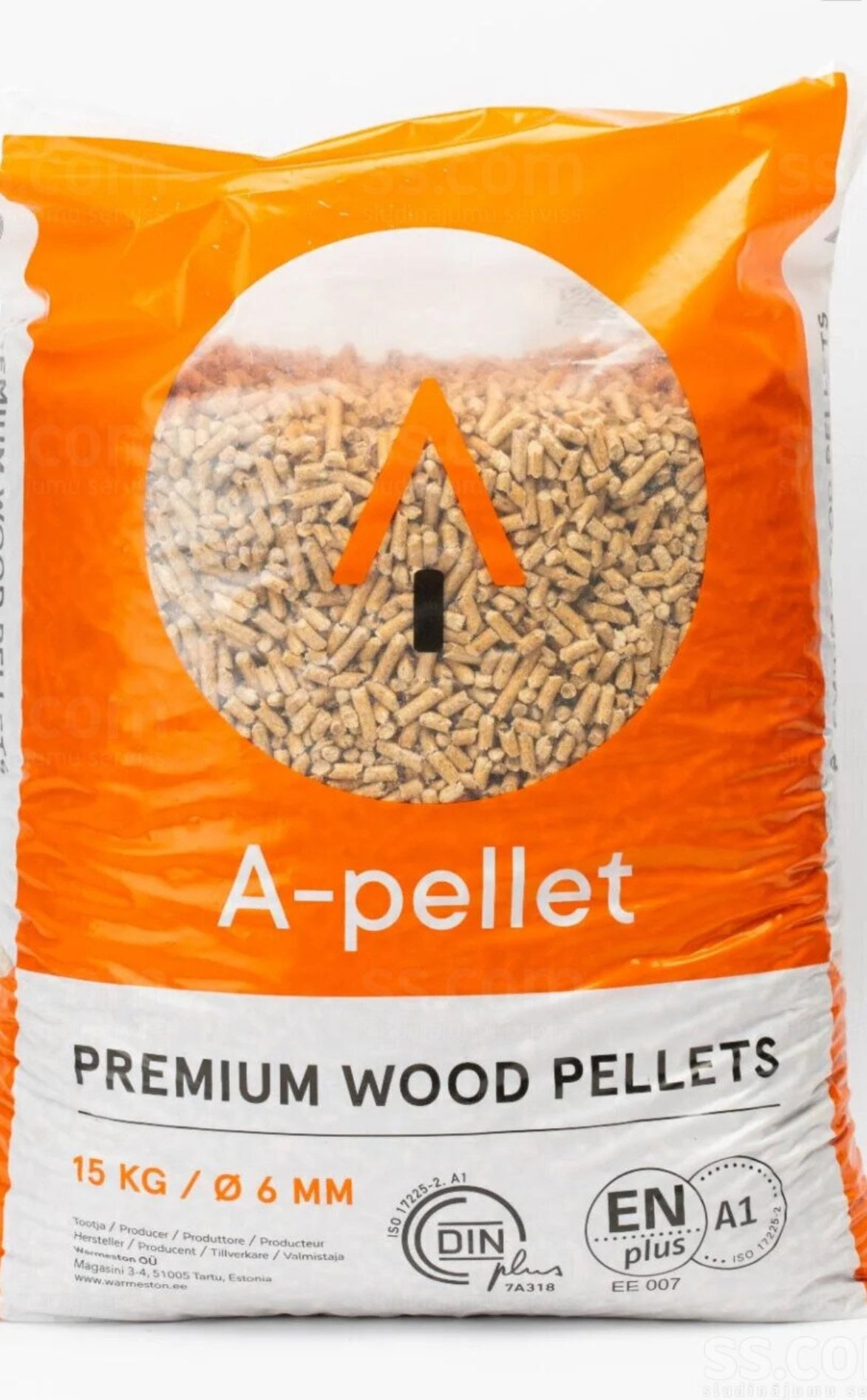 Worek z pelletem drzewnym A-pellet 15 kg / Ø 6 mm, premium wood pellets. Na worku widoczne certyfikaty jakości DINplus i ENplus A1.