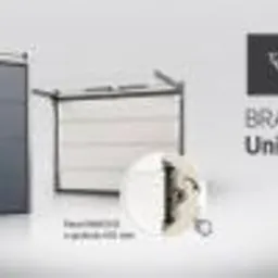 Prezentacja bramy segmentowej garażowej z widocznym przekrojem panela, na jasnym tle z logo producenta.