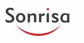 Logo firmy Sonrisa z nazwą zapisaną czcionką bezszeryfową i uśmiechem w kolorze czerwonym pod napisem.