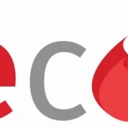 Logo firmy Firecode z płomieniem w miejscu litery 'o', czerwono-szara kolorystyka, minimalistyczny design na białym tle.