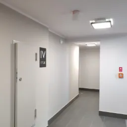 Klatka schodowa. Wykonane szpachlowanie oraz malowanie.