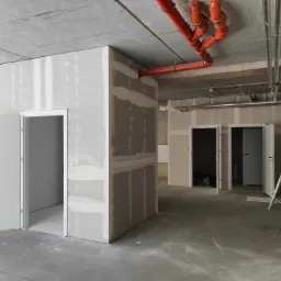 Wykonane ściany działowe z płyty gipsowej. W ofercie również sufity podwieszane.