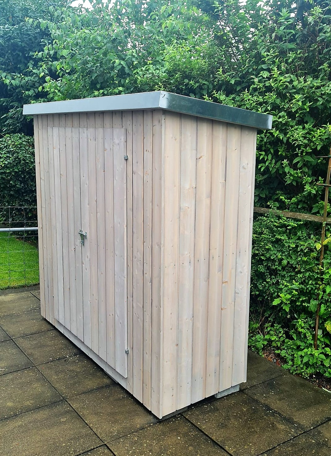 Szafa ogrodowa, elewacja bielona