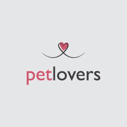 Delikatne logo 'petlovers' z różowym sercem nad napisem, stylizowane na koci wąs na jasnoszarym tle.
