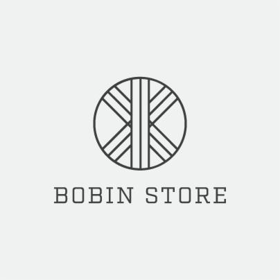 Minimalistyczny logotyp sklepu 'BOBIN STORE' przedstawiający okrągły symbol z geometrycznymi liniami imitującymi motek włóczki.