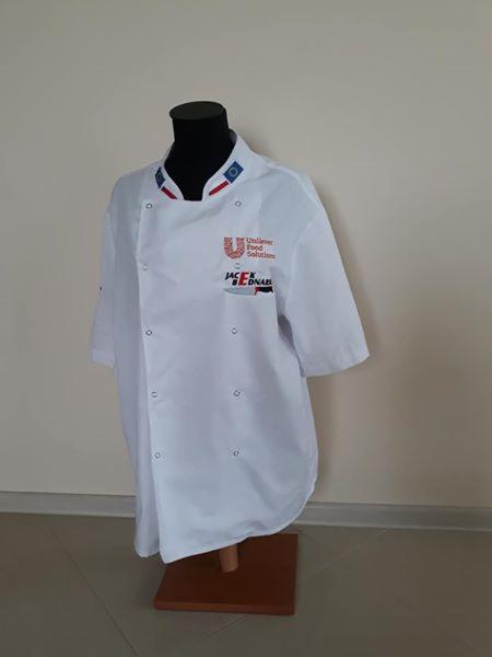 Biała bluza kucharska z haftowanym logo Unilever Food Solutions i imieniem Jack Ednas, prezentowana na manekinie.