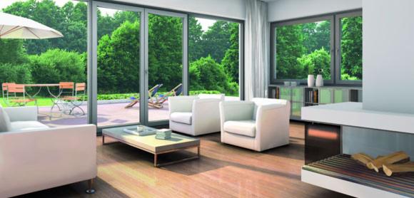 Jasne wnętrze z dużym przesuwnym oknem aluminiowym wychodzącym na taras i ogród, dodatkowo widoczne okno z ramą w tym samym kolorze, minimalistyczny wystrój.