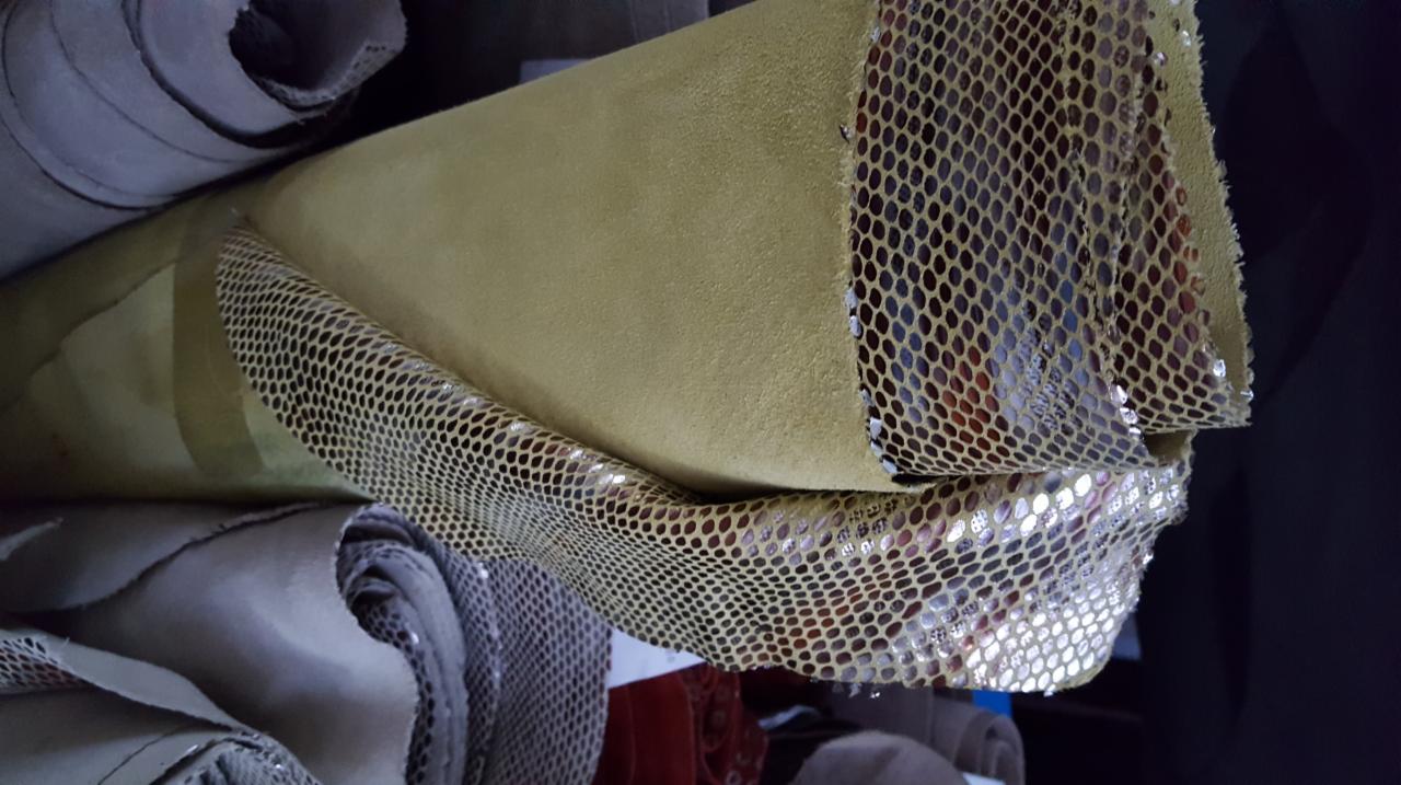 Rolka beżowej skóry z metaliczną siateczką w Cieszkowie, widoczna faktura i warstwy materiału.