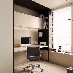 Egad - Nowoczesne biuro domowe z drewnianymi panelami, biurkiem z komputerem, krzesłem obrotowym i półkami na książki, oświetlone światłem dziennym z okna z żaluzjami.