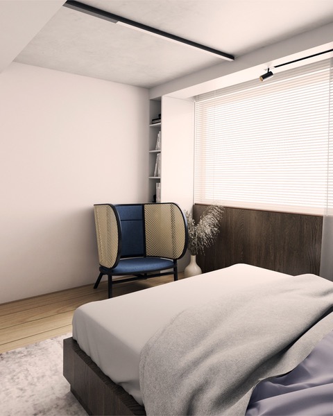 Nowoczesna sypialnia z łóżkiem o drewnianej ramie, niebieskim fotelem z rattanowym oparciem, minimalistycznym oświetleniem sufitowym i dekoracyjnym wazonem z suszonymi kwiatami.