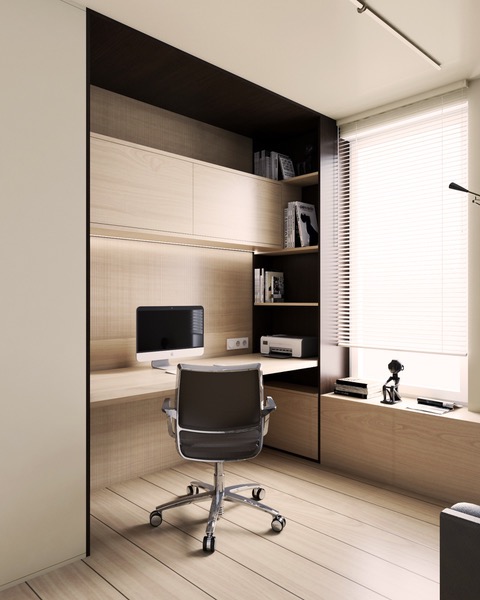 Nowoczesne biuro domowe z drewnianymi panelami, biurkiem z komputerem, krzesłem obrotowym i półkami na książki, oświetlone światłem dziennym z okna z żaluzjami.