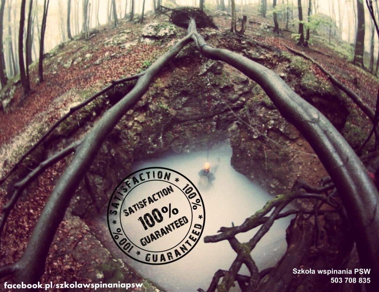 Szerokokątne ujęcie jaskini z wodą, z osobą w kasku wewnątrz, widoczne przez naturalną ramę z gałęzi drzew. Na pierwszym planie logo firmy z gwarancją satysfakcji i adres strony internetowej.
