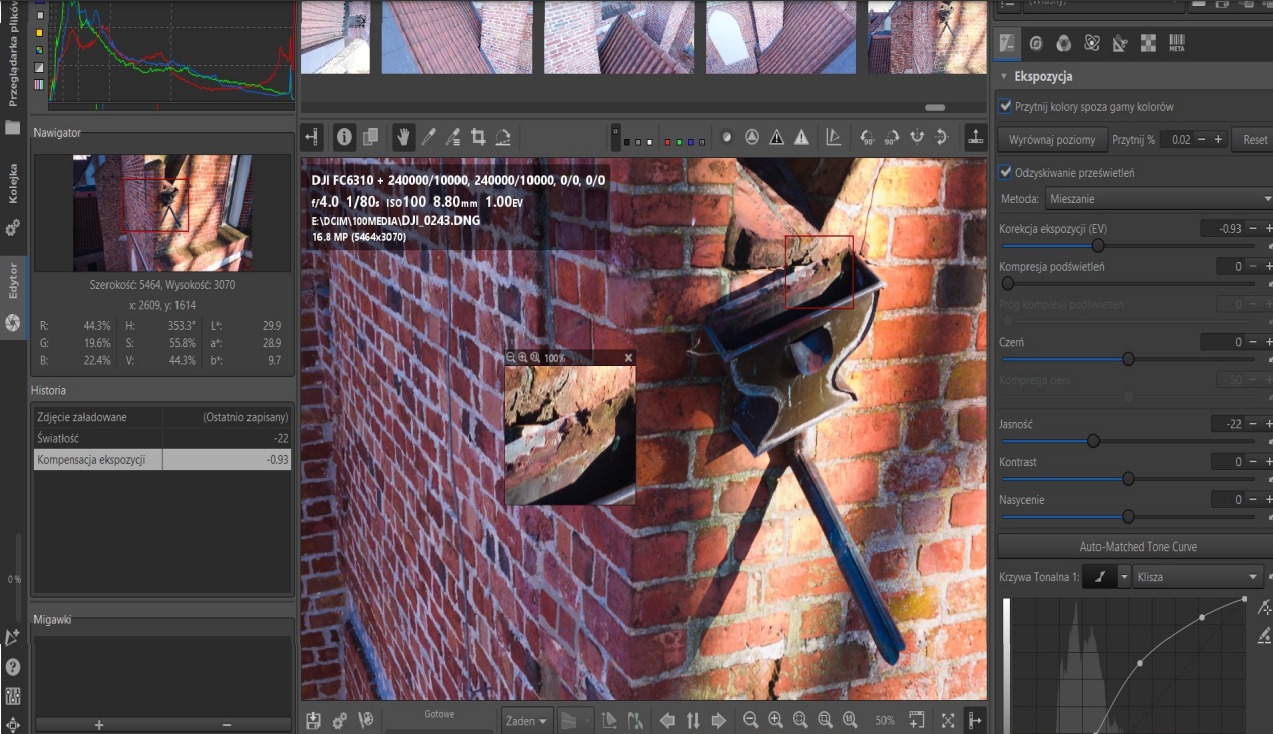 Zrzut ekranu programu do edycji zdjęć, przedstawiający obróbkę fotografii ceglanej ściany z zamontowanym metalowym elementem, prawdopodobnie rynną, z widocznymi parametrami ekspozycji i korekcji...