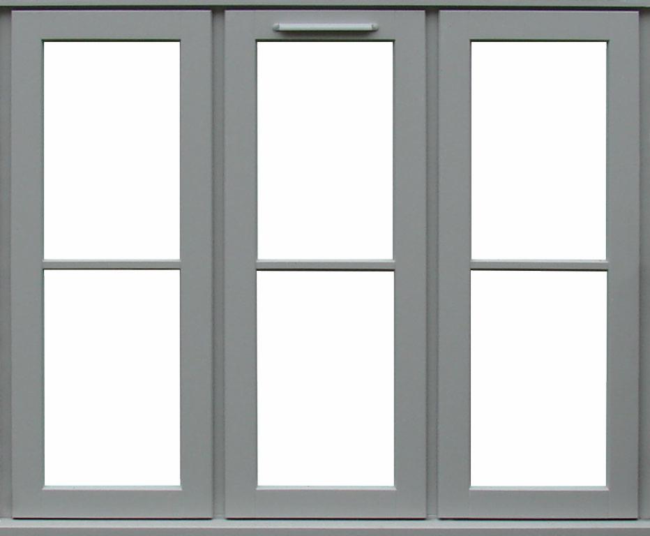 Potrójne okno z drewna pomalowanego na szaro, widok od wewnątrz, bez szyb.