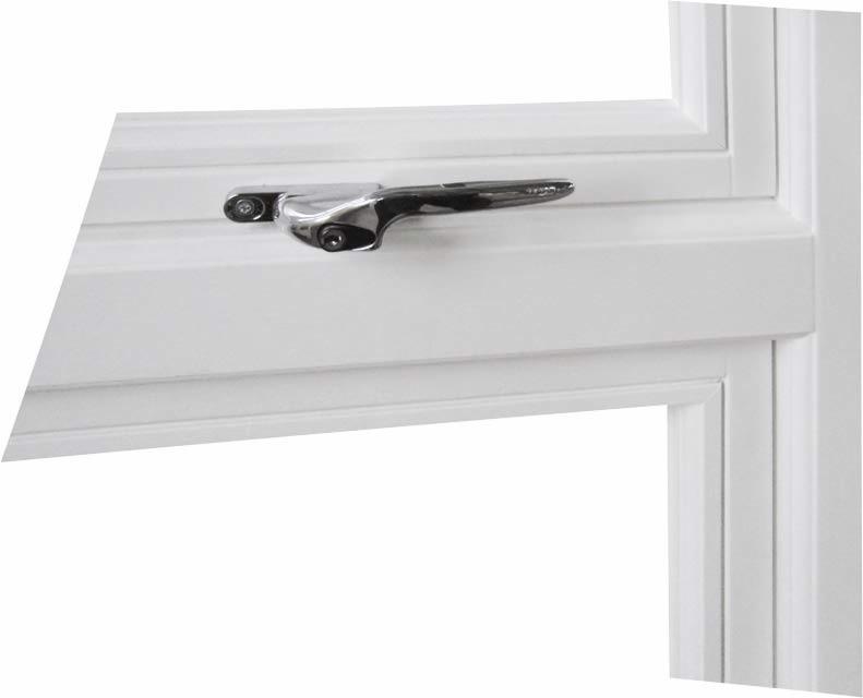 Detal chromowanego okucia w białej, drewnianej ramie okiennej, widok z bliska.