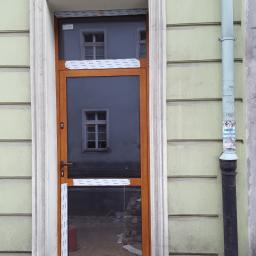 Wymiana drzwi w kamienicy Chełmża.