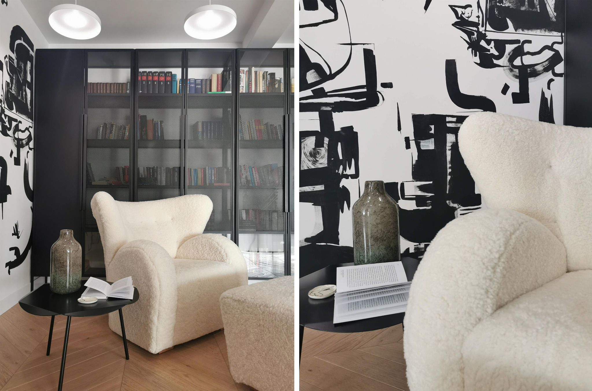 Kremowy fotel typu teddy z podnóżkiem na parkiecie w jodełkę, obok czarny stolik z wazonem i otwartą książką, na ścianie abstrakcyjny czarno-biały wzór, w tle przeszklona biblioteczka.