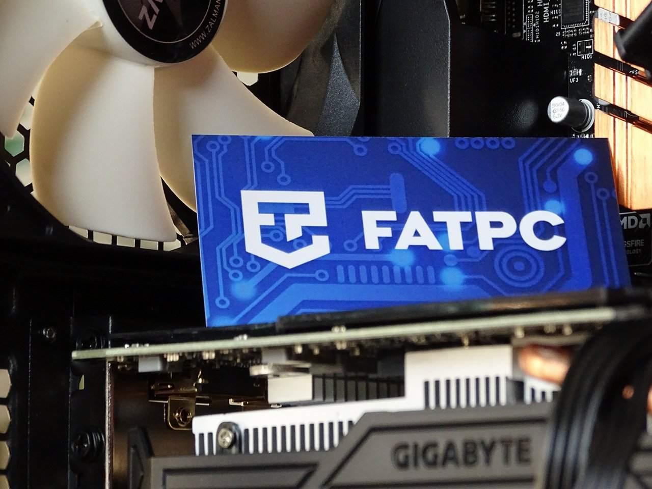 Wnętrze komputera stacjonarnego z kartą graficzną Gigabyte, chłodzeniem Zalman i kartą z logo FATPC na tle płyty głównej.
