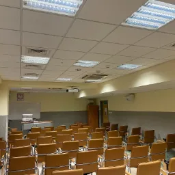 sufity i blendy w salach dydaktycznych w budynku logistyki na Wojskowej Akademii Technicznej