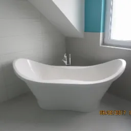 Wolnostojąca wanna w kształcie łódki z chromowaną baterią, umieszczona w łazience z białymi płytkami o falistej strukturze i turkusowym akcentem kolorystycznym przy oknie.