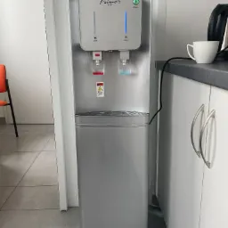 Nowoczesny dystrybutor wody gazowanej butla wewnątrz dystrybutora kolor srebrny