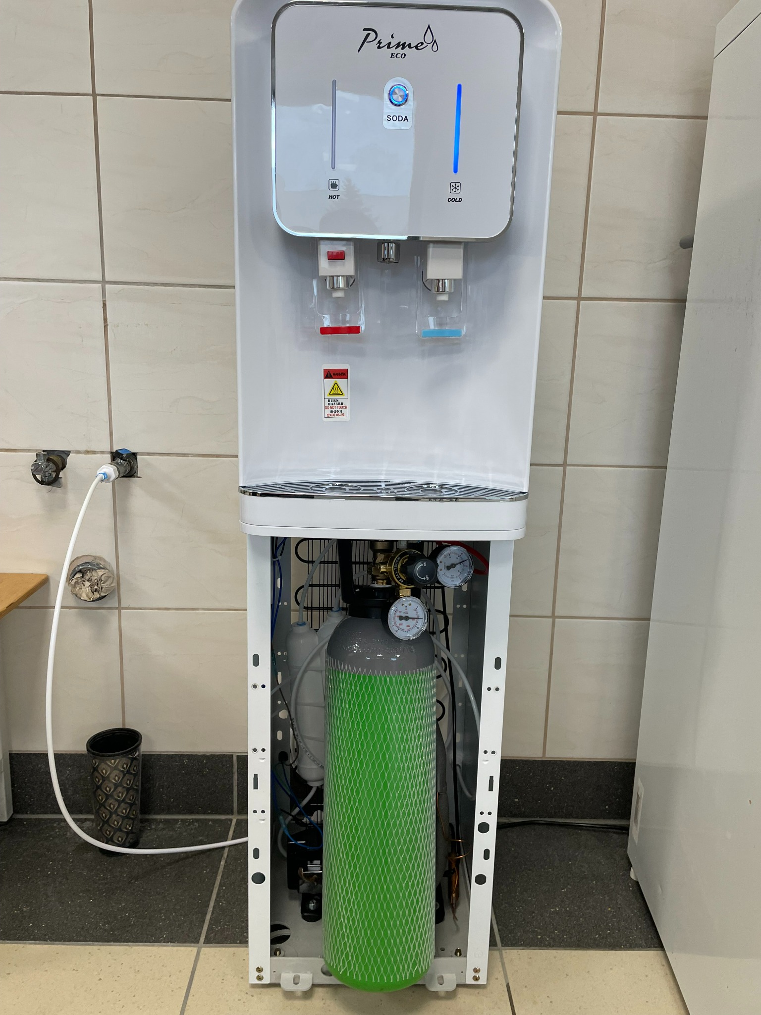 Nowoczesny dystrybutor wody gazowanej kolor biały