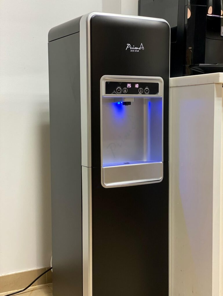 Dystrybutor wody gazowanej z możliwością ustawień temperatur na cyfrowym wyświetlaczu