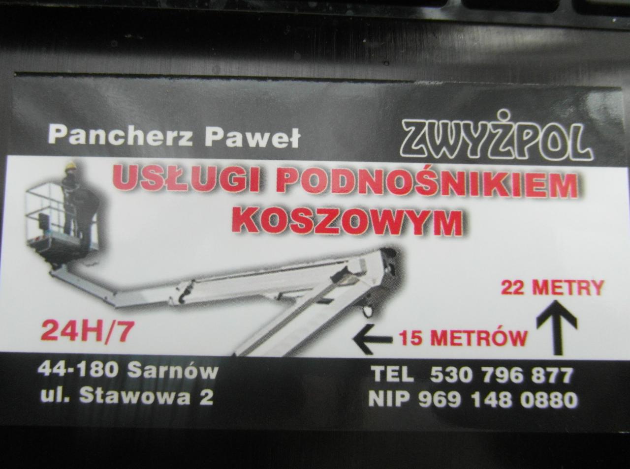 Reklama firmy Zwyżpol, oferującej usługi podnośnikiem koszowym, z podanym numerem telefonu, adresem i informacją o dostępności 24h/7.