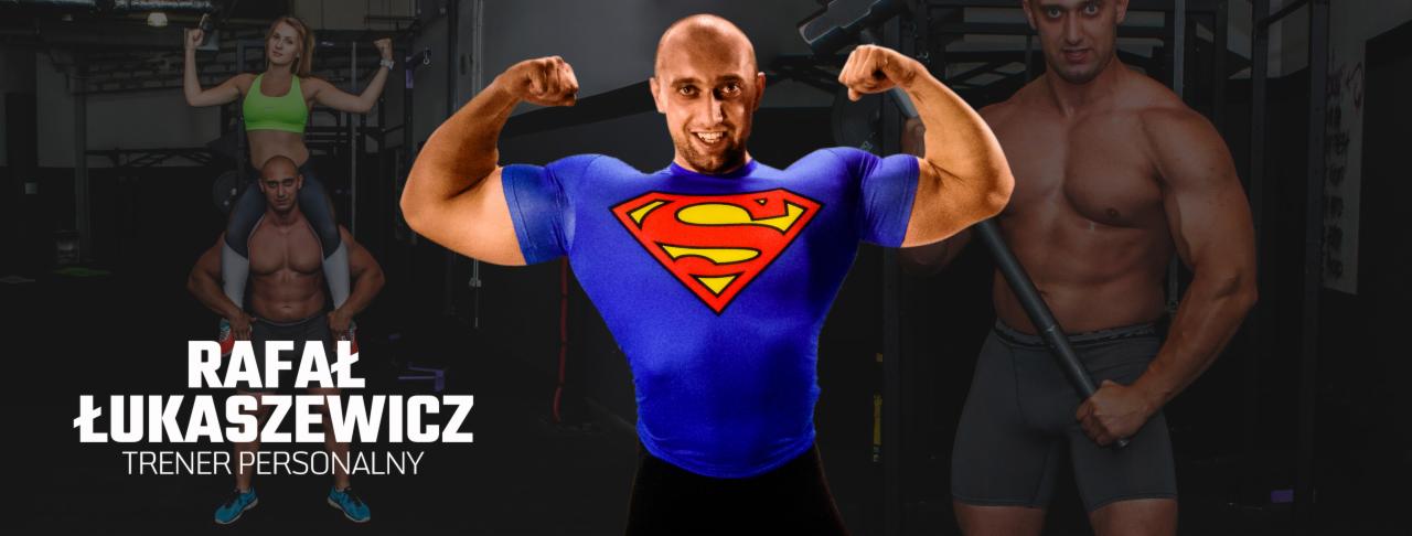 Mężczyzna w koszulce z logo Supermana prezentuje swoją muskulaturę na tle sali gimnastycznej w Rumi, gdzie ćwiczą także inni ludzie.