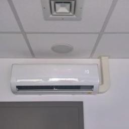 montaż klimatyzacji w pomieszczeniu biurowym - jednostka wewnętrzna
