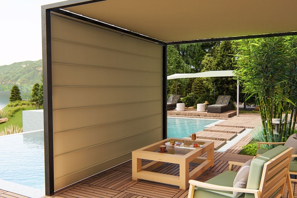 Beżowa, składana przesłona tarasowa z czarną ramą, częściowo zasłania widok na basen i leżaki, na pierwszym planie drewniany taras z meblami ogrodowymi.