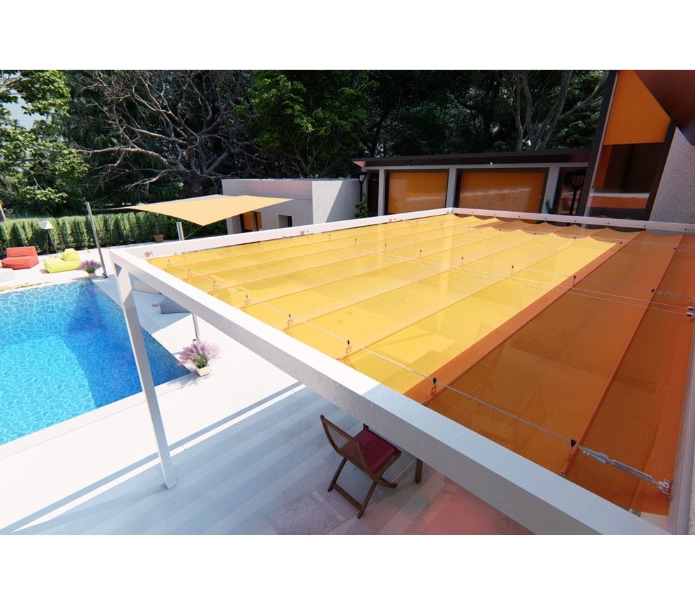 Pergola z pomarańczowo-żółtą, rozsuwaną osłoną przeciwsłoneczną, widok z góry na basen i otoczenie domu.