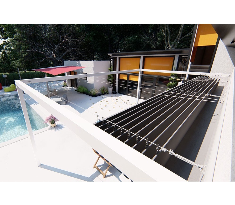 Nowoczesna pergola z regulowanym zadaszeniem lamelowym w minimalistycznym ogrodzie z basenem i widokiem na budynek z pomarańczowymi osłonami okiennymi.