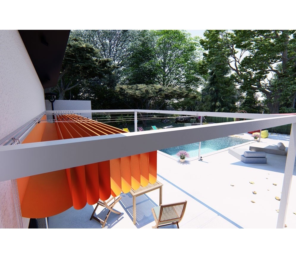 Pomarańczowa markiza tarasowa z widokiem na basen i ogród, z elementami drewnianymi w aranżacji.