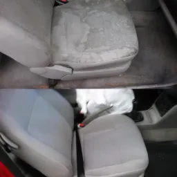 Porównanie fotela samochodowego przed i po czyszczeniu, uwidoczniona znaczna różnica w czystości tapicerki.