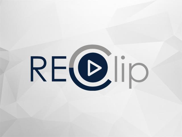 Logo RecClip z symbolem odtwarzania na abstrakcyjnym, geometrycznym tle.