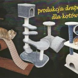 R&oacute;żne drapaki dla kot&oacute;w: jeden z kotem leżącym na nim, drapaki w odcieniach brązu, szarości i bieli, na czarnym tle, z napisem 'produkcja drapak&oacute;w dla kot&oacute;w'.