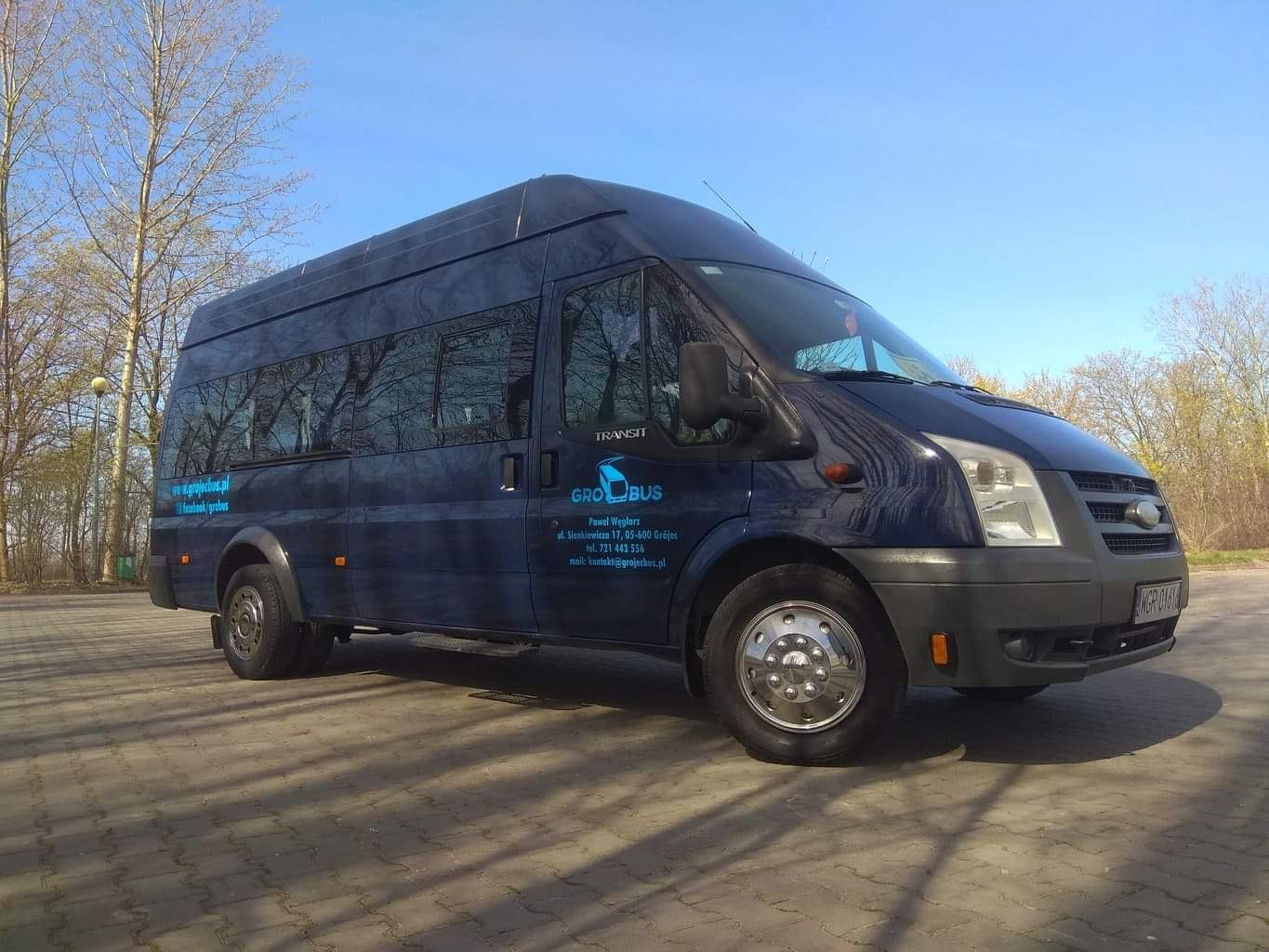 FORD TRANSIT Ilość miejsc: 17+1 Wyposażenie: klimatyzacja, pasy bezpieczeństwa, fotele z podłokietnikami