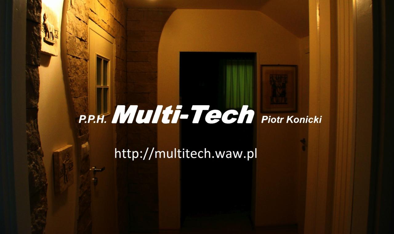 Wnętrze z dekoracyjną ścianą z kamienia, logo firmy Multi-Tech i adresem strony internetowej.
